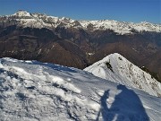 44 Vista panoramica verso le Orobie, dal Tre Signori a sx al Fioraro a dx, visibile in basso a dx il sentiero che sale da Valtorta